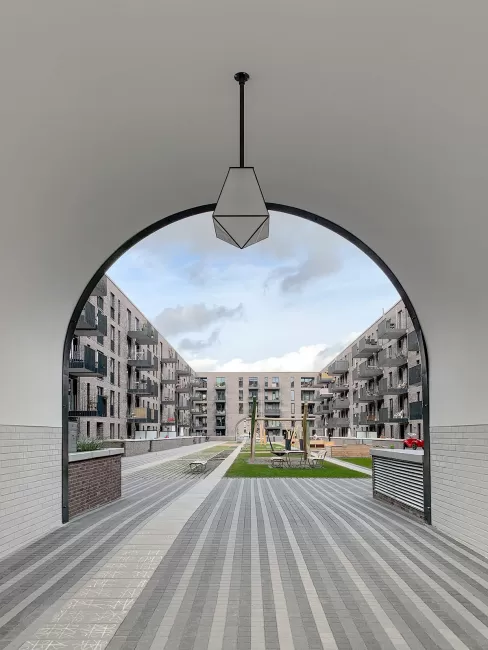 Der Entwicklungsplan von E2A/Lichtenstein Landschaftsarchitektur und Stadtplanung über die 27 Hektaren Entwicklungsgebiet lieferte das städtebauliche und architektonische Leitbild für die Realisierung des neuen Quartiers Pergolenviertel in Hamburg-Nord.
Bild: Wohnungsbau, Baufeld 3B, Loki-Schmidt-Platz, Hamburg, Foto: Sylvia Soggia