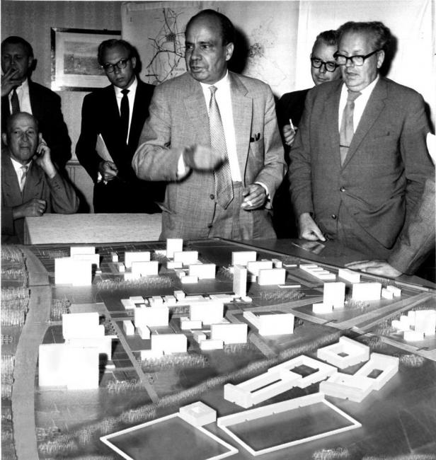 Collage: On 9th September, 1959: Werner Hebbrand explains the development plan for Hambrug City North, right: Building Minister Werner Büch. 