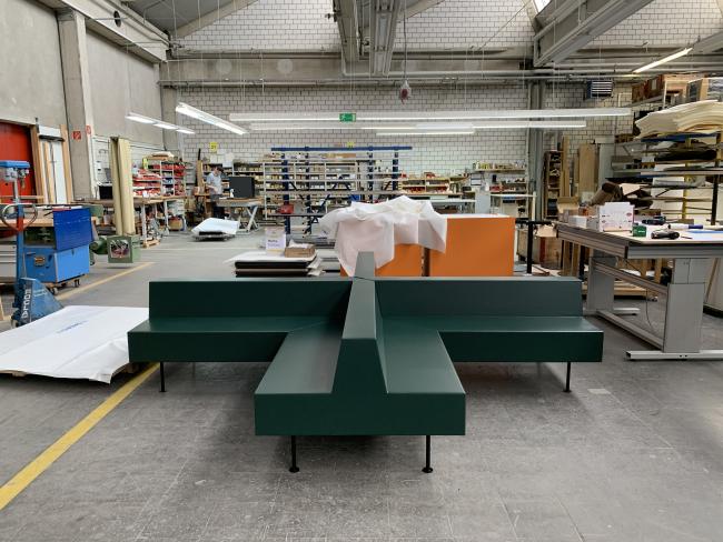 Sitzbänke Schulanlage Hofacker, in Zusammenarbeit mit "Customized Furniture" der Girsberger AG